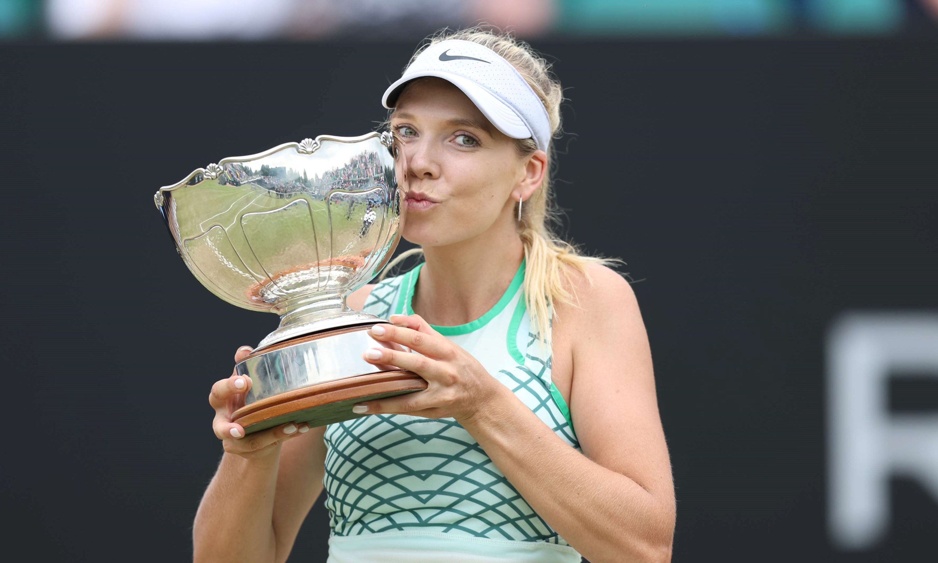 Katie Boulter kissing her first WTA title at the Rothesay Open Nottingham